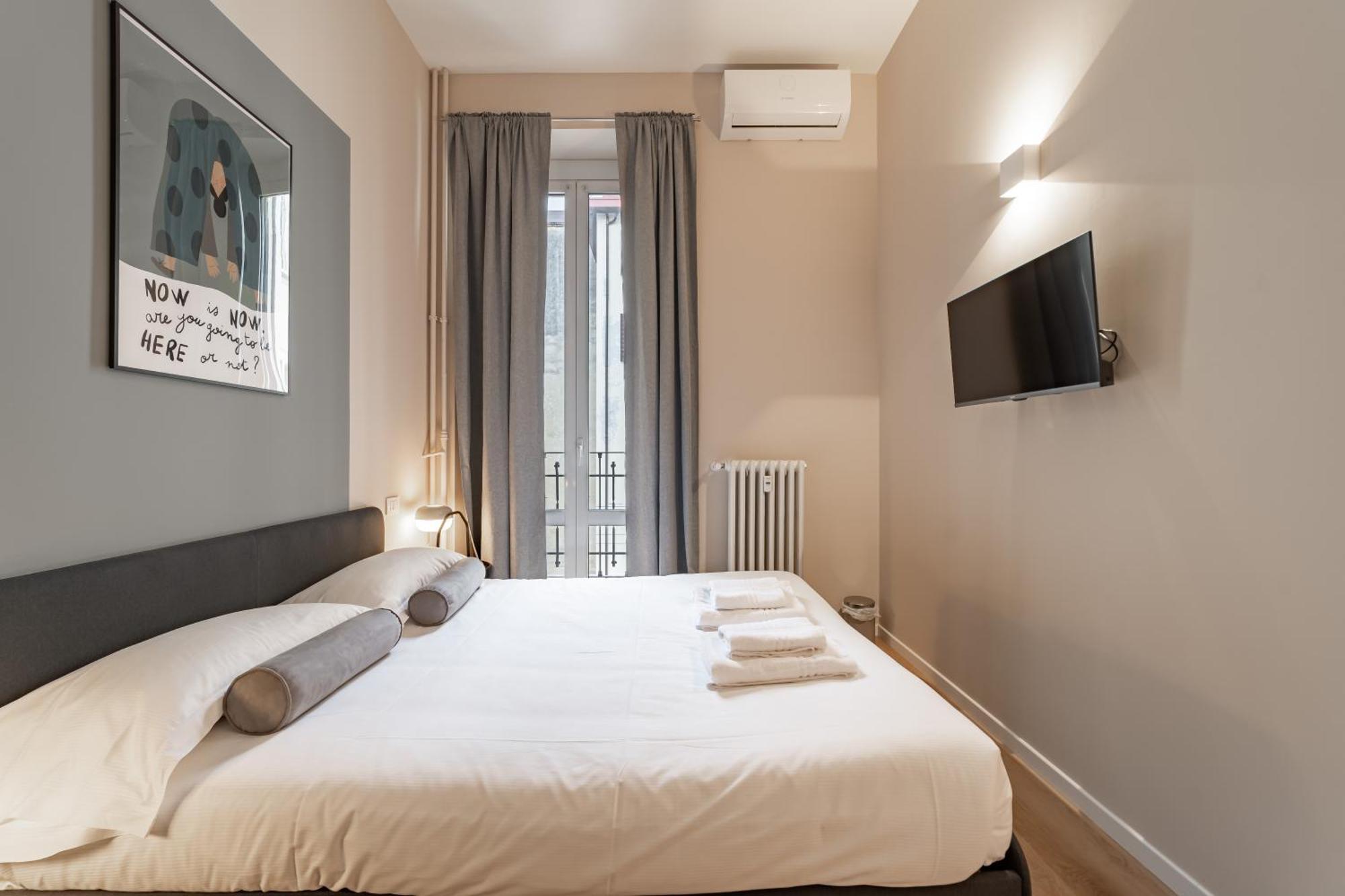 5' From Station, Elegance And Class Apartment
